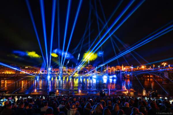 Die Weihnachtsshow NAVIGALIA in Sevilla beeindruckt mit einer gigantischen Wasser-, Licht- und Lasershow und begeistert Hunderttausende Besucher
