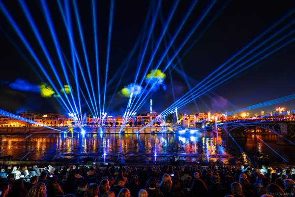 Die Weihnachtsshow NAVIGALIA in Sevilla beeindruckt mit einer gigantischen Wasser-, Licht- und Lasershow und begeistert Hunderttausende Besucher