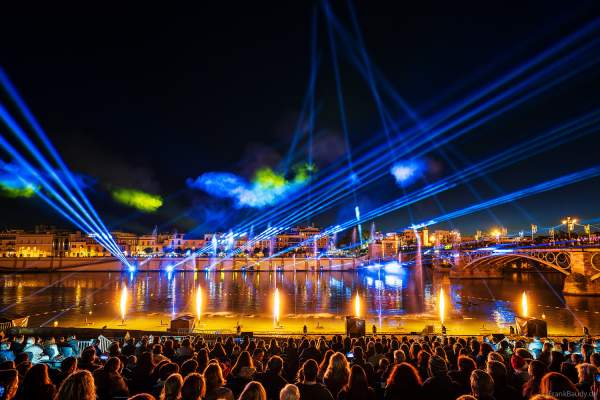 Die Weihnachtsshow NAVIGALIA in Sevilla beeindruckt mit einer gigantischen Wasser-, Licht- und Lasershow und begeistert Hunderttausende Besucher