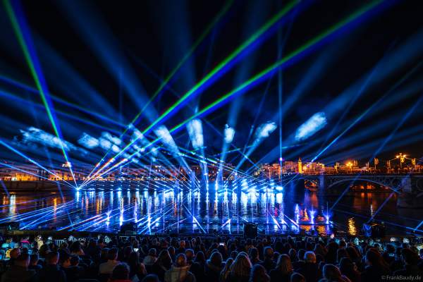 Die Weihnachtsshow NAVIGALIA in Sevilla beeindruckt mit einer gigantischen Wasser-, Licht- und Lasershow und begeistert Hunderttausende Besucher
