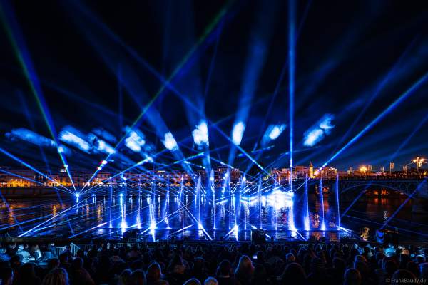 Die Weihnachtsshow NAVIGALIA in Sevilla beeindruckt mit einer gigantischen Wasser-, Licht- und Lasershow und begeistert Hunderttausende Besucher