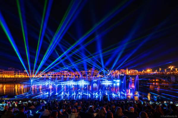 Die Weihnachtsshow NAVIGALIA in Sevilla beeindruckt mit einer gigantischen Wasser-, Licht- und Lasershow und begeistert Hunderttausende Besucher