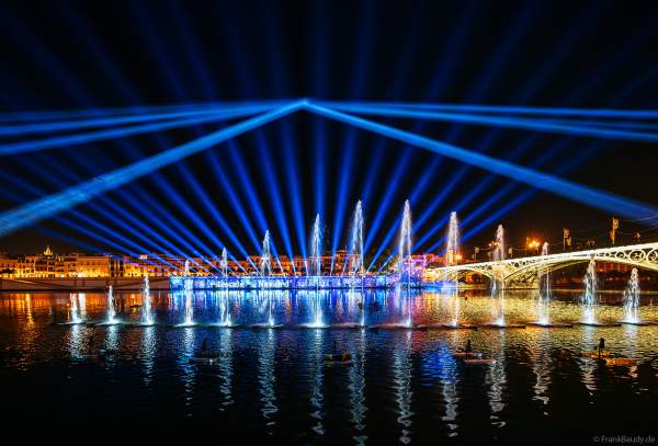Die Weihnachtsshow NAVIGALIA in Sevilla beeindruckt mit einer gigantischen Wasser-, Licht- und Lasershow und begeistert Hunderttausende Besucher