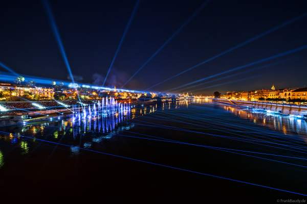Die Weihnachtsshow NAVIGALIA in Sevilla beeindruckt mit einer gigantischen Wasser-, Licht- und Lasershow und begeistert Hunderttausende Besucher