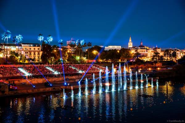 Die Weihnachtsshow NAVIGALIA in Sevilla beeindruckt mit einer gigantischen Wasser-, Licht- und Lasershow und begeistert Hunderttausende Besucher