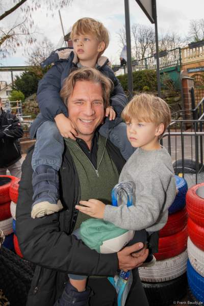 Norman Jescke mit den Kindern bei der Pressekonferenz zum Start der 50-jährigen Jubiläumssaison 2025