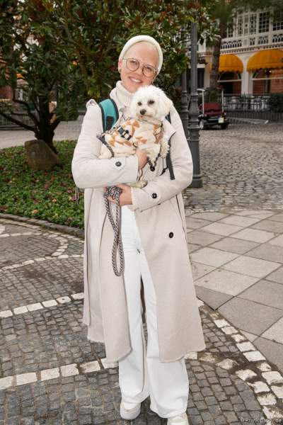Stefanie Heinzmann mit Ihrem liebsten Begleiter: Hund YUMA bei der Pressekonferenz zum Start der 50-jährigen Jubiläumssaison 2025