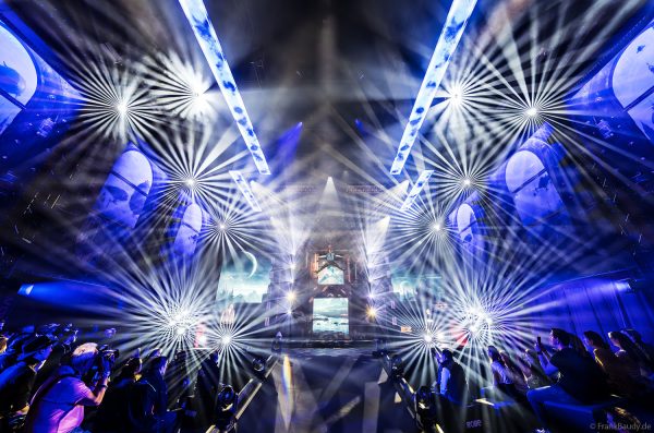 ROBE mit der Lichtshow FIFTH DIMENSION auf der Prolight + Sound 2025 in Frankfurt - mit LedPOINTE, WTF!-Hybrid-Movinghead, iESPRITE LTL WashBeam, T31 Cyc- und T31 Cyc