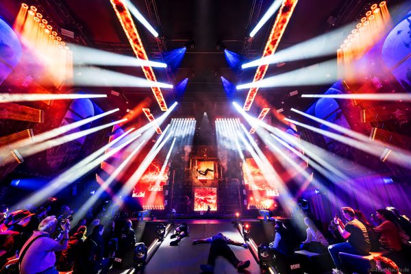 ROBE mit der Lichtshow FIFTH DIMENSION auf der Prolight + Sound 2025 in Frankfurt - mit LedPOINTE, WTF!-Hybrid-Movinghead, iESPRITE LTL WashBeam, T31 Cyc- und T31 Cyc