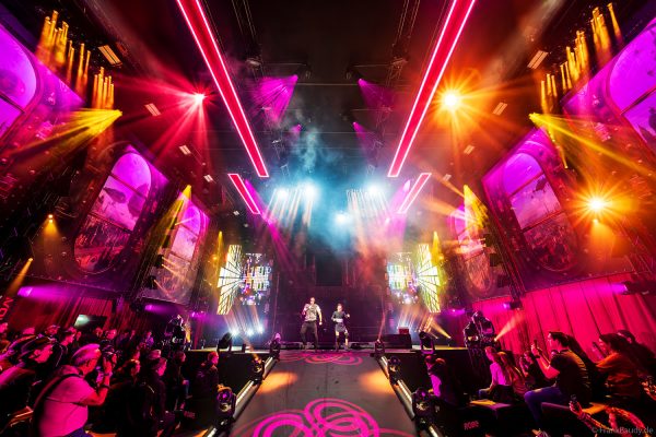 ROBE mit der Lichtshow FIFTH DIMENSION auf der Prolight + Sound 2025 in Frankfurt - mit LedPOINTE, WTF!-Hybrid-Movinghead, iESPRITE LTL WashBeam, T31 Cyc- und T31 Cyc