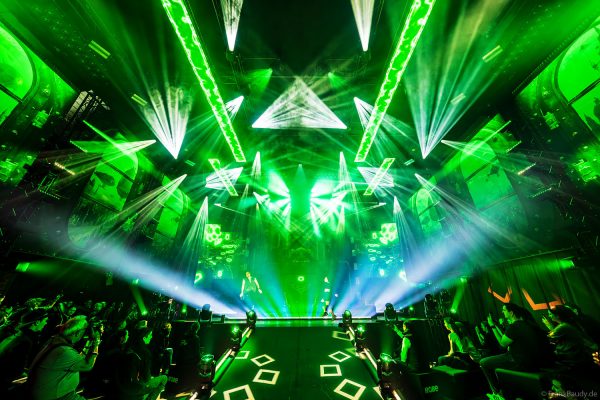 ROBE mit der Lichtshow FIFTH DIMENSION auf der Prolight + Sound 2025 in Frankfurt - mit LedPOINTE, WTF!-Hybrid-Movinghead, iESPRITE LTL WashBeam, T31 Cyc- und T31 Cyc