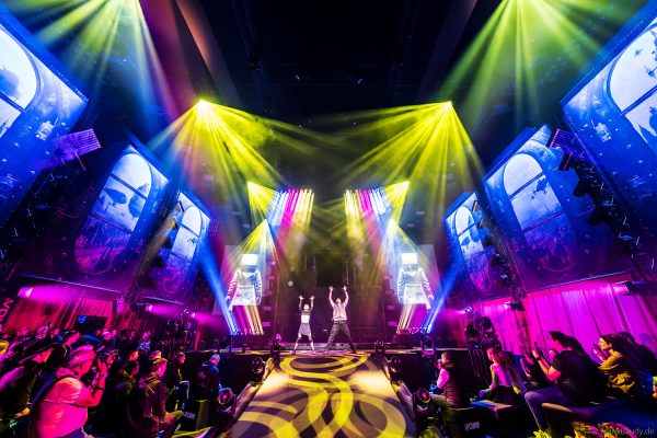 ROBE mit der Lichtshow FIFTH DIMENSION auf der Prolight + Sound 2025 in Frankfurt - mit LedPOINTE, WTF!-Hybrid-Movinghead, iESPRITE LTL WashBeam, T31 Cyc- und T31 Cyc
