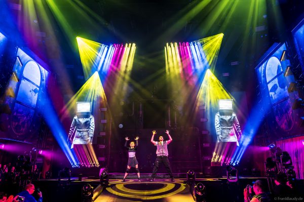 ROBE mit der Lichtshow FIFTH DIMENSION auf der Prolight + Sound 2025 in Frankfurt - mit LedPOINTE, WTF!-Hybrid-Movinghead, iESPRITE LTL WashBeam, T31 Cyc- und T31 Cyc