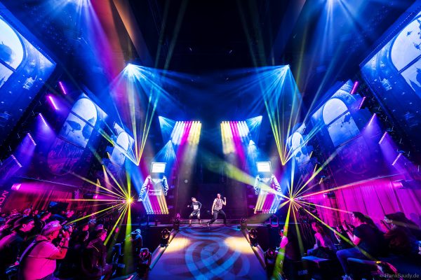 ROBE mit der Lichtshow FIFTH DIMENSION auf der Prolight + Sound 2025 in Frankfurt - mit LedPOINTE, WTF!-Hybrid-Movinghead, iESPRITE LTL WashBeam, T31 Cyc- und T31 Cyc