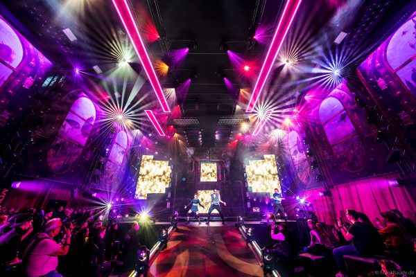 ROBE mit der Lichtshow FIFTH DIMENSION auf der Prolight + Sound 2025 in Frankfurt - mit LedPOINTE, WTF!-Hybrid-Movinghead, iESPRITE LTL WashBeam, T31 Cyc- und T31 Cyc