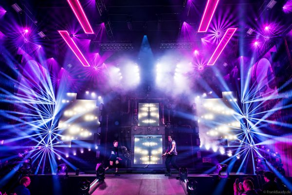 ROBE mit der Lichtshow FIFTH DIMENSION auf der Prolight + Sound 2025 in Frankfurt - mit LedPOINTE, WTF!-Hybrid-Movinghead, iESPRITE LTL WashBeam, T31 Cyc- und T31 Cyc