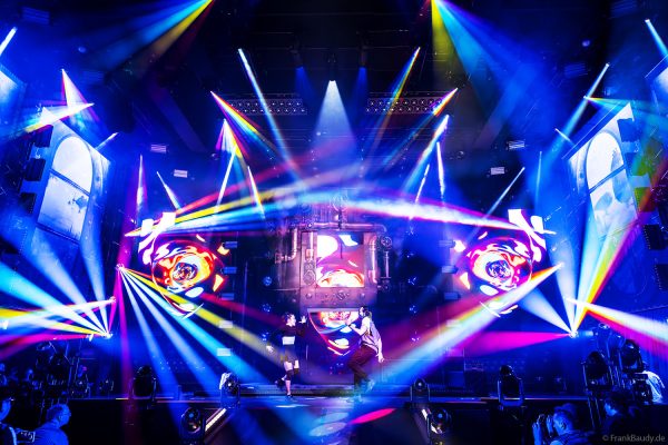 ROBE mit der Lichtshow FIFTH DIMENSION auf der Prolight + Sound 2025 in Frankfurt - mit LedPOINTE, WTF!-Hybrid-Movinghead, iESPRITE LTL WashBeam, T31 Cyc- und T31 Cyc