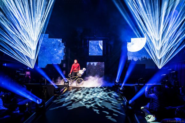 ROBE mit der Lichtshow FIFTH DIMENSION auf der Prolight + Sound 2025 in Frankfurt - mit LedPOINTE, WTF!-Hybrid-Movinghead, iESPRITE LTL WashBeam, T31 Cyc- und T31 Cyc