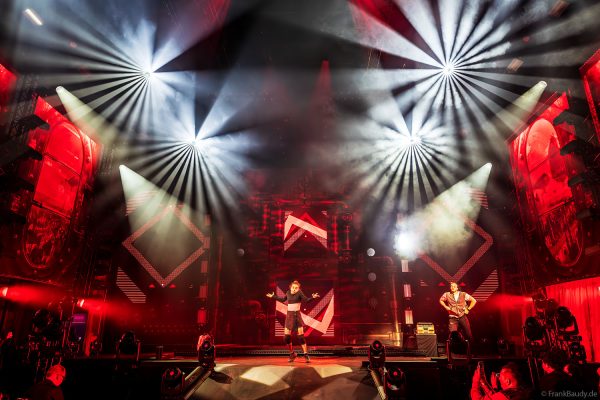 ROBE mit der Lichtshow FIFTH DIMENSION auf der Prolight + Sound 2025 in Frankfurt - mit LedPOINTE, WTF!-Hybrid-Movinghead, iESPRITE LTL WashBeam, T31 Cyc- und T31 Cyc