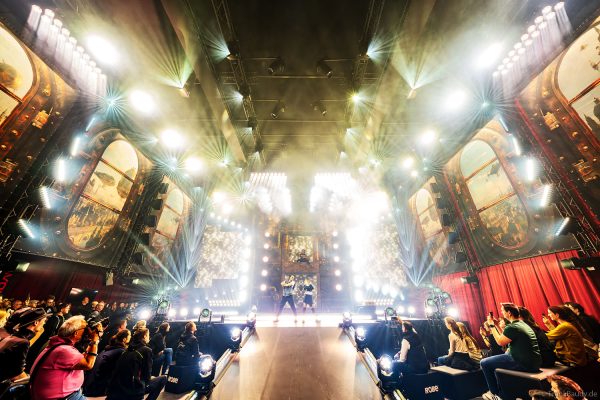 ROBE mit der Lichtshow FIFTH DIMENSION auf der Prolight + Sound 2025 in Frankfurt - mit LedPOINTE, WTF!-Hybrid-Movinghead, iESPRITE LTL WashBeam, T31 Cyc- und T31 Cyc