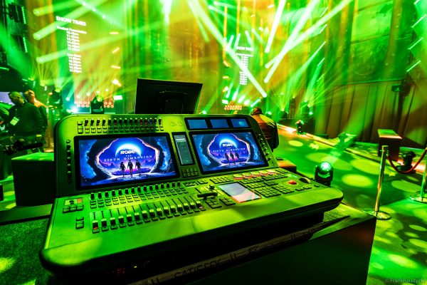 ROBE mit der Lichtshow FIFTH DIMENSION auf der Prolight + Sound 2025 in Frankfurt - mit LedPOINTE, WTF!-Hybrid-Movinghead, iESPRITE LTL WashBeam, T31 Cyc- und T31 Cyc