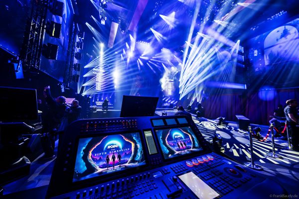 ROBE mit der Lichtshow FIFTH DIMENSION auf der Prolight + Sound 2025 in Frankfurt - mit LedPOINTE, WTF!-Hybrid-Movinghead, iESPRITE LTL WashBeam, T31 Cyc- und T31 Cyc