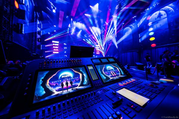 ROBE mit der Lichtshow FIFTH DIMENSION auf der Prolight + Sound 2025 in Frankfurt - mit LedPOINTE, WTF!-Hybrid-Movinghead, iESPRITE LTL WashBeam, T31 Cyc- und T31 Cyc