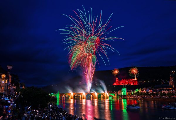 Heidelberger Schlossbeleuchtung 2025 mit magischem Feuerwerk über dem Neckar