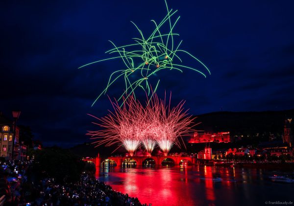 Heidelberger Schlossbeleuchtung 2025 mit magischem Feuerwerk über dem Neckar