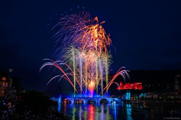 Heidelberger Schlossbeleuchtung 2025 mit magischem Feuerwerk über dem Neckar