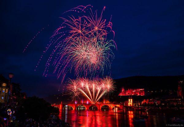Heidelberger Schlossbeleuchtung 2025 mit magischem Feuerwerk über dem Neckar