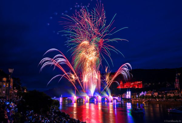 Heidelberger Schlossbeleuchtung 2025 mit magischem Feuerwerk über dem Neckar