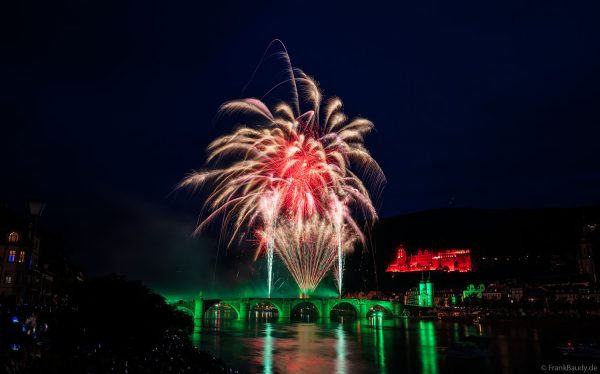 Heidelberger Schlossbeleuchtung 2025 mit magischem Feuerwerk über dem Neckar