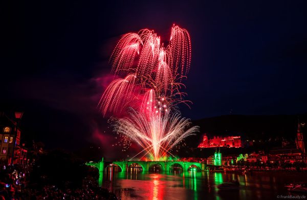 Heidelberger Schlossbeleuchtung 2025 mit magischem Feuerwerk über dem Neckar