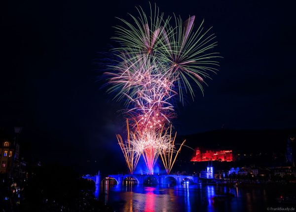 Heidelberger Schlossbeleuchtung 2025 mit magischem Feuerwerk über dem Neckar