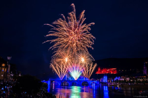 Heidelberger Schlossbeleuchtung 2025 mit magischem Feuerwerk über dem Neckar