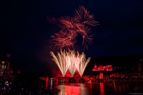 Heidelberger Schlossbeleuchtung 2025 mit magischem Feuerwerk über dem Neckar