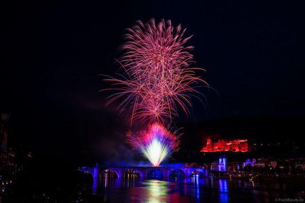 Heidelberger Schlossbeleuchtung 2025 mit magischem Feuerwerk über dem Neckar