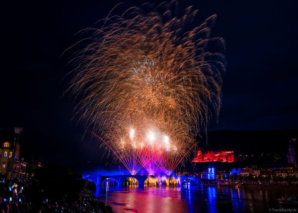 Heidelberger Schlossbeleuchtung 2025 mit magischem Feuerwerk über dem Neckar