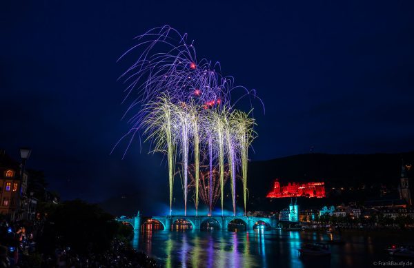 Heidelberger Schlossbeleuchtung 2025 mit magischem Feuerwerk über dem Neckar