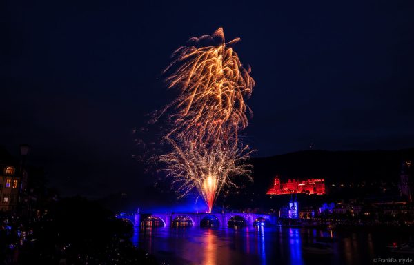 Heidelberger Schlossbeleuchtung 2025 mit magischem Feuerwerk über dem Neckar