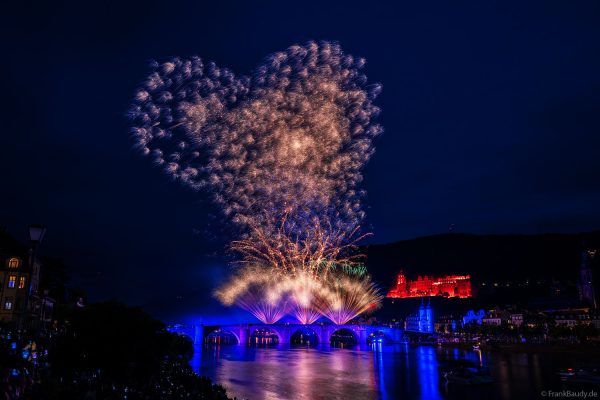 Heidelberger Schlossbeleuchtung 2025 mit magischem Feuerwerk über dem Neckar
