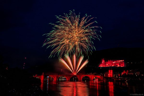 Heidelberger Schlossbeleuchtung 2025 mit magischem Feuerwerk über dem Neckar