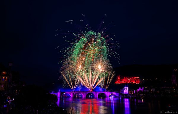 Heidelberger Schlossbeleuchtung 2025 mit magischem Feuerwerk über dem Neckar
