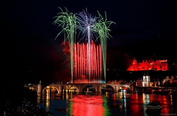 Heidelberger Schlossbeleuchtung 2025 mit magischem Feuerwerk über dem Neckar