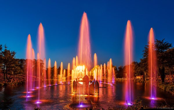Les Noces de Feu – Romantische Wassershow mit Feuer- und Lichteffekten im Freizeitpark Puy du Fou