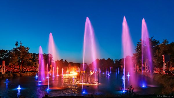 Les Noces de Feu – Romantische Wassershow mit Feuer- und Lichteffekten im Freizeitpark Puy du Fou
