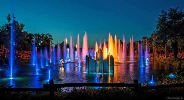 Feuer- und Lichtshow auf dem See – Die magische Hochzeit Les Noces de Feu im Park Puy du Fou