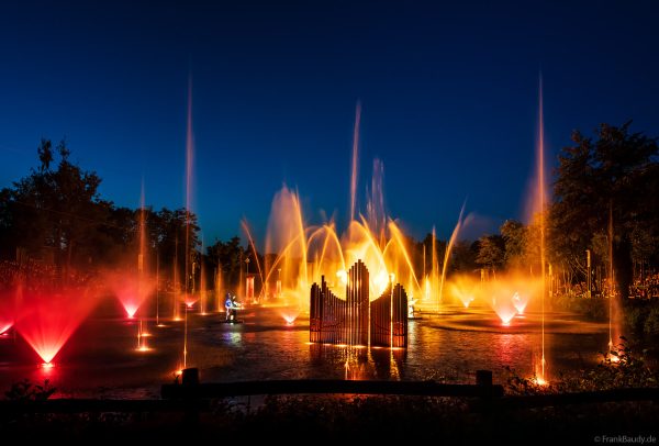 Les Noces de Feu – Romantische Wassershow mit Feuer- und Lichteffekten im Freizeitpark Puy du Fou
