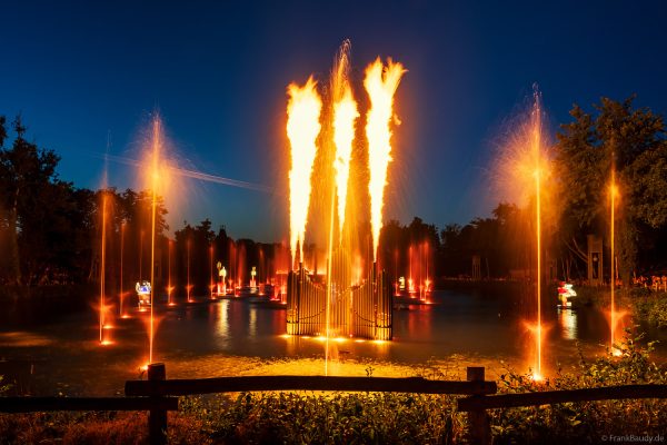 Feuer- und Lichtshow auf dem See – Die magische Hochzeit Les Noces de Feu im Park Puy du Fou